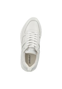 Vit lädersneaker med snörning, rund tå, silverfärgade accentlinjer och vadderad krage. Har en texturerad gummisul.