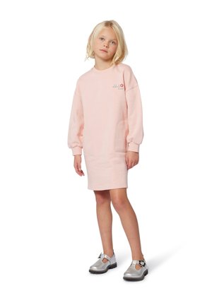 Roze sweatshirt jurk met lange mouwen, ronde hals en een voorzak. Gecombineerd met zilveren T-strapschoenen met een ronde neus.