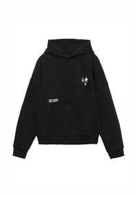 Čierna mikina s kapucňou, predným vreckom, sťahovacou šnúrkou na kapucni a zlatými vyšívanými hviezdami a textom "Neruš moju rutinu." Mäkký materiál.