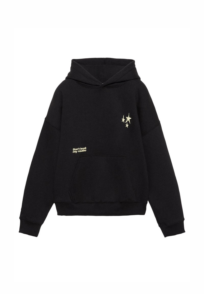 Čierna mikina s kapucňou, predným vreckom, sťahovacou šnúrkou na kapucni a zlatými vyšívanými hviezdami a textom "Neruš moju rutinu." Mäkký materiál.