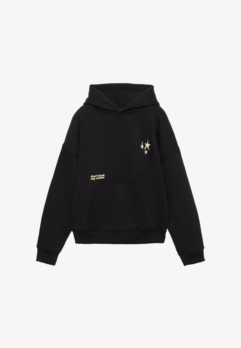Čierna mikina s kapucňou, predným vreckom, sťahovacou šnúrkou na kapucni a zlatými vyšívanými hviezdami a textom "Neruš moju rutinu." Mäkký materiál.