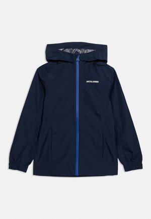 Tmavě modrá kapucová bunda se zipem vpředu a dvěma kapsami, s bílým logem "JACK & JONES" na hrudi.