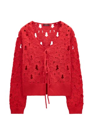 Czerwony sweter na szydełku z kwiatowymi wzorami, długimi rękawami, ściągaczami u mankietów i dolnym brzegu oraz wiązaniem z przodu.