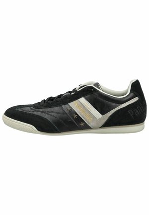 Sneaker basso nero e grigio con suola bianca, lacci, tre stelle dorate e scritta "Pantofola d'Oro Italia" sul lato.