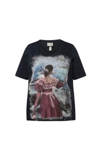 Camiseta de algodón azul marino con una imagen impresa de una mujer en un vestido victoriano rosa con acentos de encaje, ubicada frente a un fondo escénico.