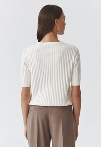 TATUUM BAZO - Lihtne T-särk - off white