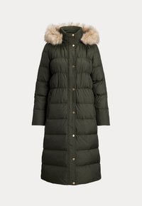 Dlhý tmavozelený zimný kabát s vypchávkami a kapucňou lemovanou umelou kožušinou, so zlatými cvokmi po celej prednej časti.