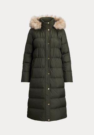 Hosszú, sötétzöld, párnázott télikabát, műszőrme-betéttel ellátott kapucnival és arany színű patent gombokkal az elején.
