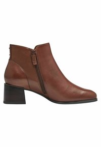 Bottines en cuir marron avec un bout pointu, fermeture éclair sur le côté et un petit talon carré. Texture lisse avec des détails de couture minimes.