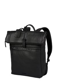 Sac à dos en cuir noir avec une finition texturée, fermeture zippée, bretelles ajustables, détail de logo en relief et un rabat.