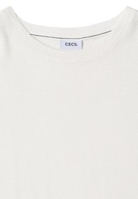 Haut en tissu blanc texturé avec un col rond et une petite étiquette cousue portant la mention "CECIL" au centre à l'intérieur du col arrière.