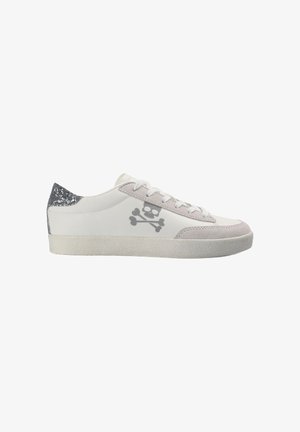 Sneaker blanche avec un logo crâne et os croisés gris, des accents en daim, et un onglet de talon pailleté gris. Semelle en caoutchouc avec une finition texturée.