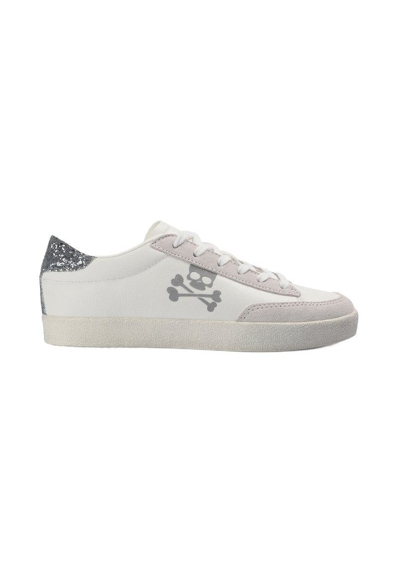 Zapatilla blanca con un logo de calavera y tibias cruzadas en gris, detalles en ante y un parche de talón brillante en gris. Suela de goma con acabado texturizado.