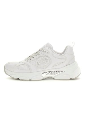 Sneaker atletica bianca con tomaia in rete e pelle, punta tonda, design con lacci, dettagli in argento metallico e suola texturizzata.