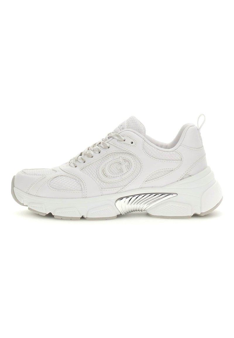 Baskets de sport blanches avec une tige en maille et cuir, bout rond, design à lacets, accents métalliques argentés et semelle texturée.