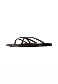 Paar dunkelbraune minimalistische flache Sandalen mit dünnen Riemen, seitlich auf weißem Hintergrund gezeigt.