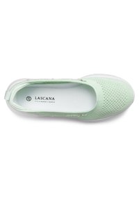 Hellgrüner Slipper mit einem Obermaterial aus Mesh, weißer flexibler Sohle und dezenter Markenkennzeichnung auf der Innensohle. Besitzt eine glatte Textur und ein belüftetes Design.