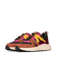 Zapatillas multicolor que combinan materiales de ante y malla. Los colores principales incluyen marrón, rosa, amarillo y verde. Diseño distintivo con acentos texturizados.