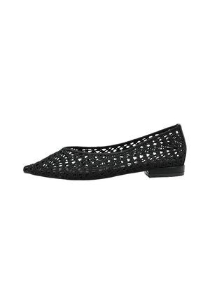 Zapato de ballet plano negro con punta puntiaguda y diseño de celosía tejida abierta, tacón bajo y estilo de calzado sin cordones.