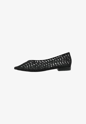 Zapato de ballet plano negro con punta puntiaguda y diseño de celosía tejida abierta, tacón bajo y estilo de calzado sin cordones.