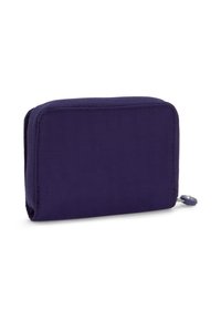 Portafoglio in tessuto viola con chiusura a zip, forma rettangolare e bordi cuciti. Texture liscia con un piccolo tirante della zip attaccato.