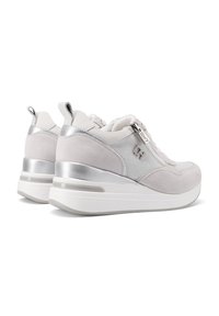 Sneaker bianchi e grigio chiaro con una combinazione di materiali in camoscio e sintetici, dotati di un tacco metallico argento e chiusura con zip.