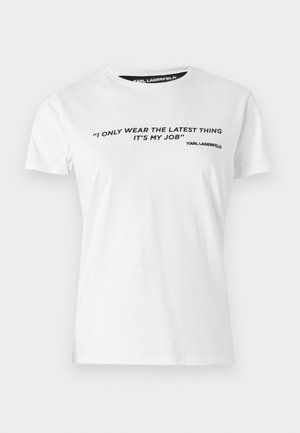 T-shirt en coton blanc à manches courtes, avec un texte imprimé en noir, une citation sur le devant, et une étiquette au cou avec "KARL LAGERFELD."