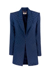 Blazer blu navy con un motivo a diamante testurizzato, rever a punta, chiusura con un solo bottone e due tasche frontali.