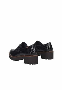 Scarpe nere in patente con motivo coccodrillo, tacco basso e suola spessa. Presentano una punta arrotondata e accenti di design minimalista.