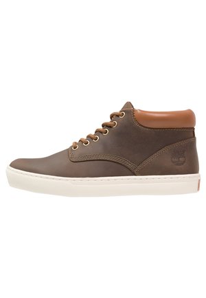 Brun læder højtopet sneaker med tan polstret krave, brune snørebånd, hvid tyk sål og præget logo på hælsiden.