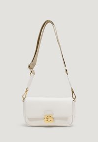 Bolso de hombro de cuero blanco con acabado texturizado, cierre de tono dorado y correa ajustable de tela beige sobre fondo claro.