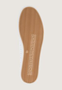 Weiße Sneaker-Sohle mit braunem Gummi-Wellenmuster, geprägt mit "TOM TAILOR" Branding und Größenangabe. Strukturiert für Grip und Stabilität.