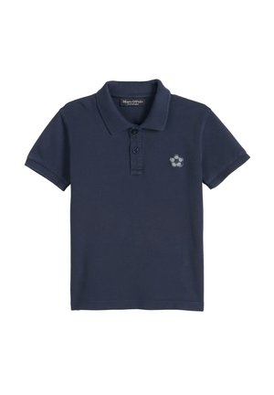 Marineblauw poloshirt met korte mouwen, twee knopen en een klein geborduurd voetbal op de linkerborst.
