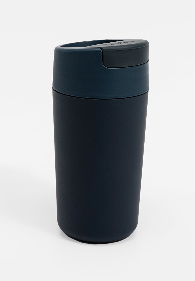 Ciemnoniebieski termos podróżny z gładkim matowym wykończeniem, zwężającą się konstrukcją i klapką na górze. Posiada elegancki, nowoczesny design.
