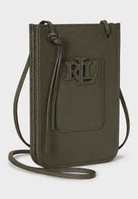 Olívovo zelená kožená crossbody taška s textúrovaným povrchom, s embosovaným logom, prednou vreckom a odnímateľným ramenným popruhom.