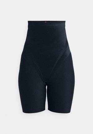 Magas derékú alakformáló shortok, sima fekete anyagból, zökkenőmentes kialakítással és nyitott ülep részel a kényelem és a tökéletes illeszkedés érdekében.