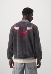 Mitchell & Ness NBA CHICAGO BULLS OVERSIZED VARSITY JACKET - Vereinsmannschaften - black
