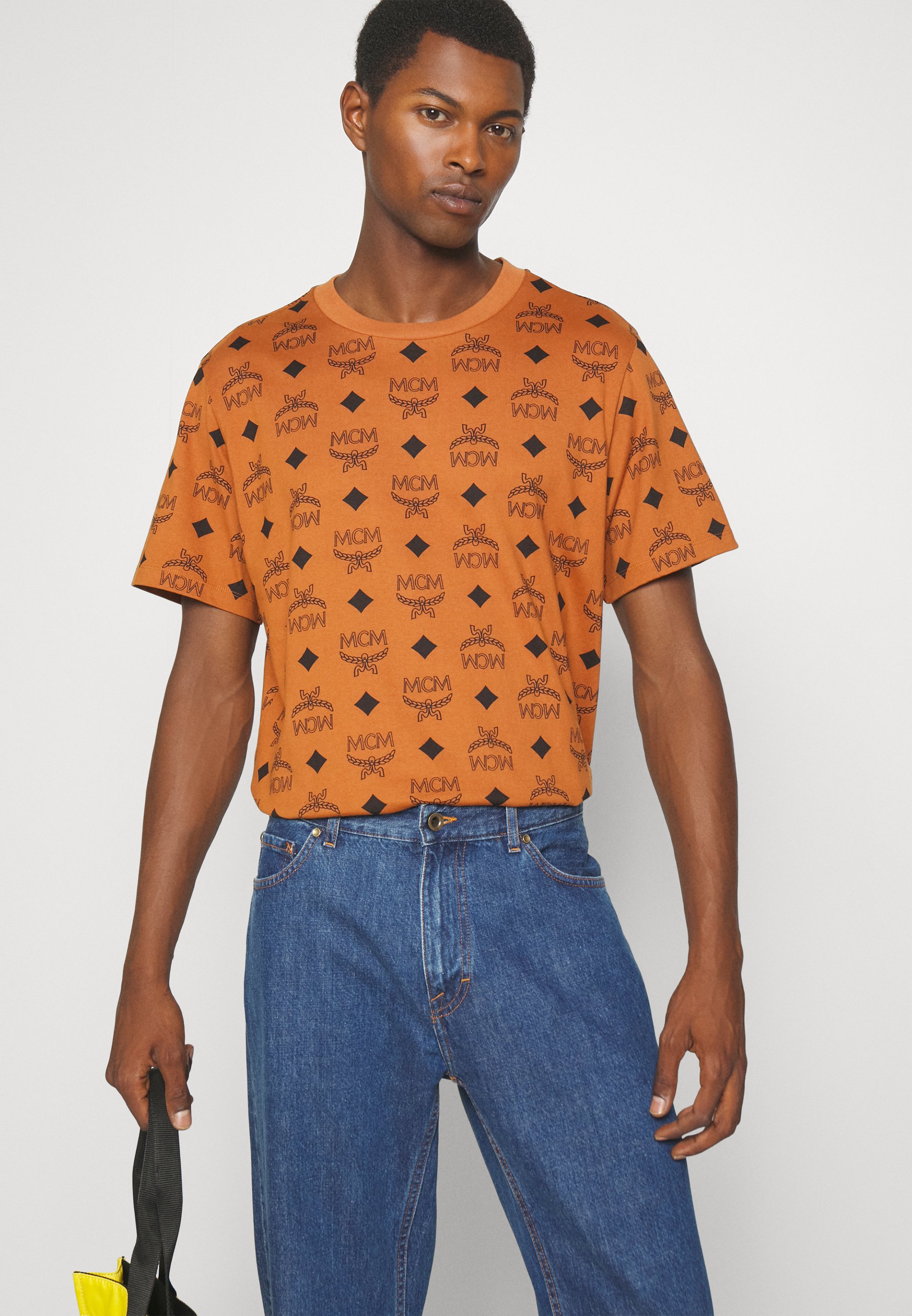Tシャツ・カットソー MCM CARAMEL COTTON T-SHIRT MCM COLLECTION SLEEVES TEE - Print T-shirt - cognac - Zalando