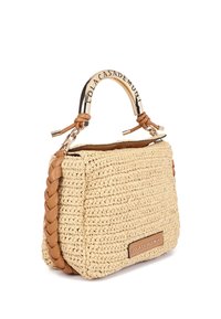 Sac à main tissé beige avec une poignée en cuir marron tressé et un accent métallique. Comprend une étiquette logo et une forme rectangulaire structurée.