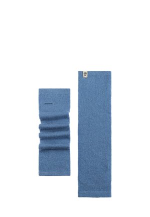 Zwei blaue gestrickte Armwärmer, einer gerafft und kurz mit einem Daumenloch, der andere lang und flach mit einem kleinen Stoffetikett oben.