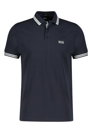 Granatowa koszulka polo z krótkim rękawem, z kołnierzykiem i mankietami w białe paski, z plisą na trzy guziki oraz białym logo „BOSS HUGO BOSS” na piersi.
