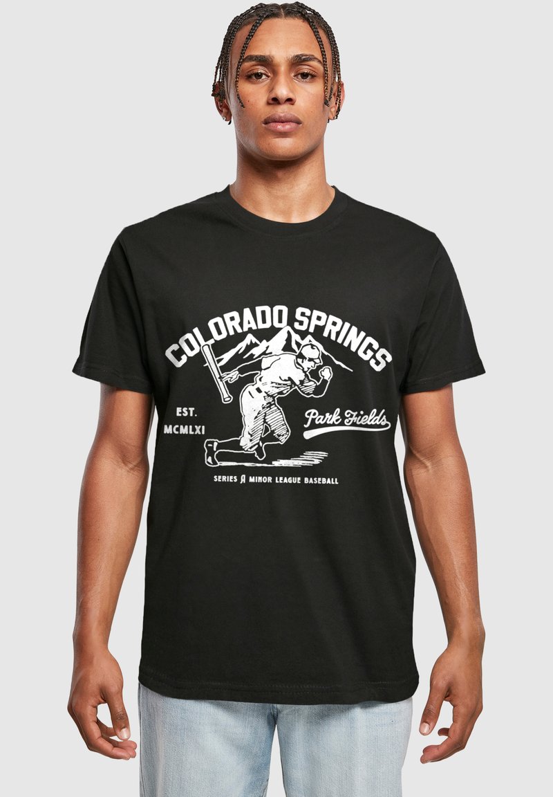 Mustapaitainen t-paita, jossa on valkoinen grafiikka baseball-pelaajasta ja tekstit "Colorado Springs" ja "Park Fields". Puuvillamateriaalia.