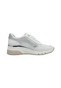 Fehér sneaker fémes ezüst díszítéssel, sima bőr felső résszel, texturált oldalsó panellel és vastag, párnázott talppal, bézs külső talppal.
