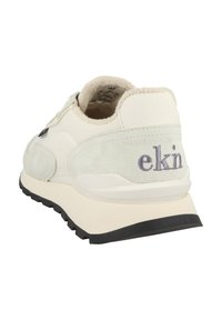 Białe sneakersy z teksturowanym zamszem i panelami z siateczki. Posiadają jasnoszary akcent, czarną podeszwę oraz haftowane „ekin” na tylnej części.