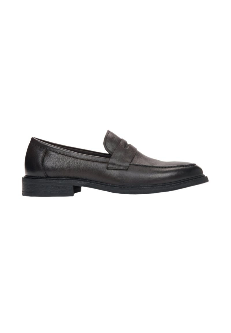 Zwarte leren instap slippers met een gladde afwerking, iets verhoogde stiknaden en een lage blokhak. Klassiek ontwerp met ingetogen elegantie.