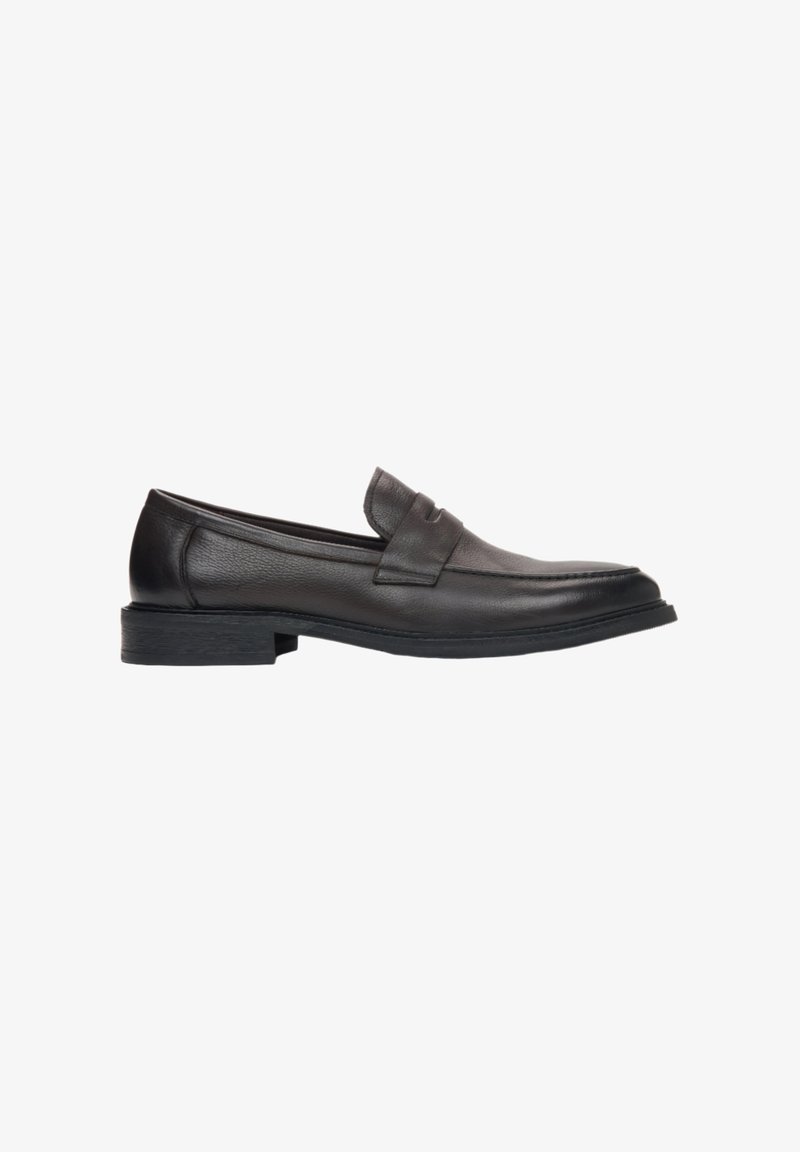 Zwarte leren instap slippers met een gladde afwerking, iets verhoogde stiknaden en een lage blokhak. Klassiek ontwerp met ingetogen elegantie.