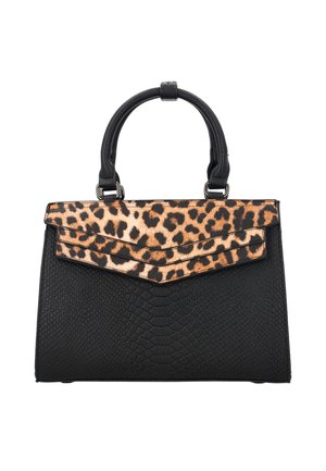 Zwarte gestructureerde handtas met een klep met luipaardprint en twee korte afgeronde handvaten, rechtopstaand op een witte achtergrond.