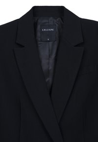Blazer nero con revers e vestibilità su misura. Fodera interna liscia. Etichetta con la scritta "CALLIOPE," taglia "S." Presenta una tasca sul petto.