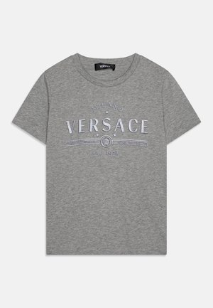 Grå t-shirt med korte ærmer med "MILANO VERSACE Never Forget Your Roots EST. 1978" broderet på forsiden.