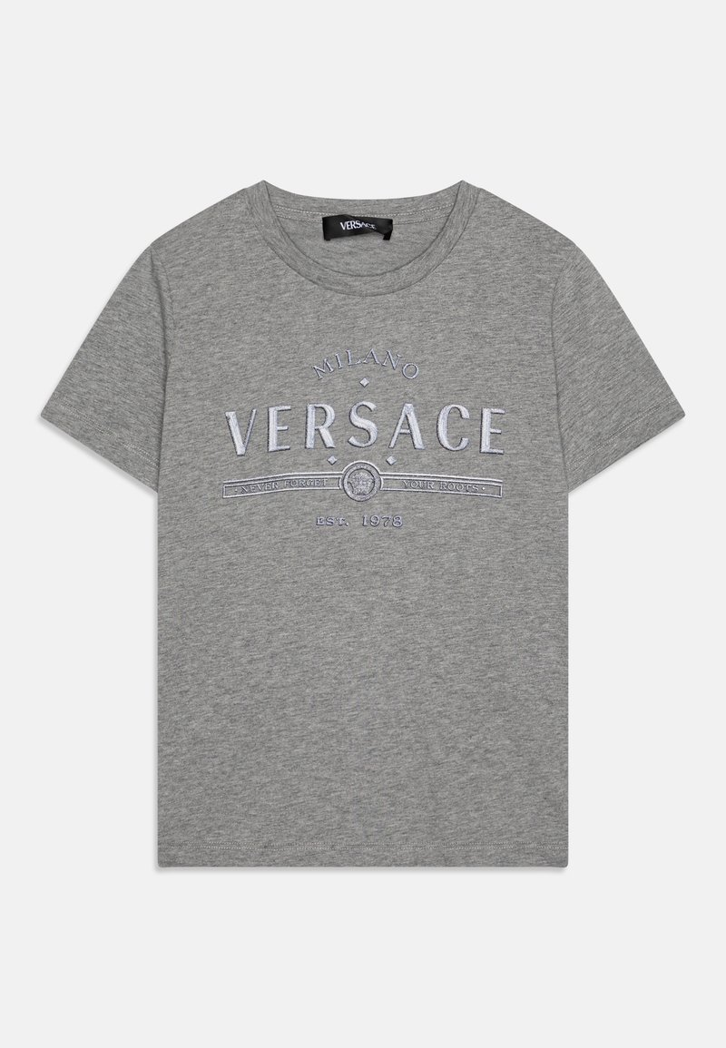T-shirt gris à manches courtes avec "MILANO VERSACE Never Forget Your Roots EST. 1978" brodé sur le devant.